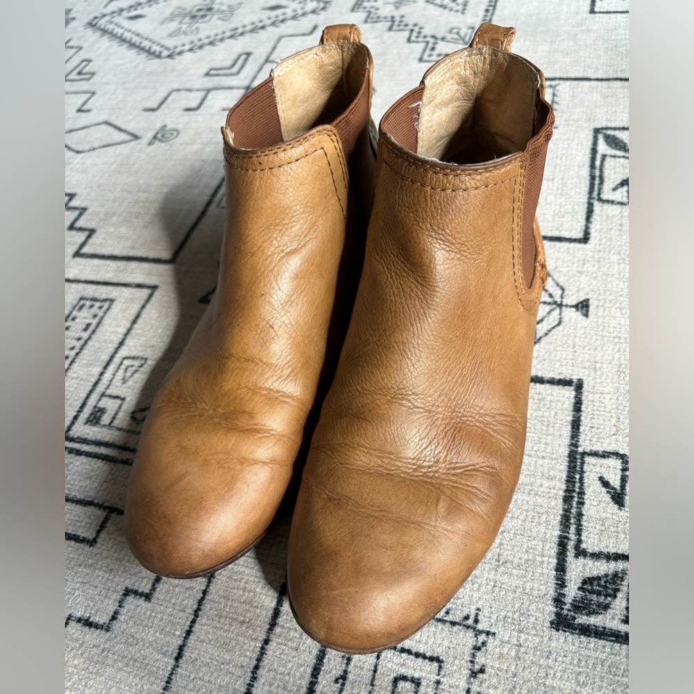 FRYE Jillian Chelsea bootie sz 7.5 tan/light brown leather